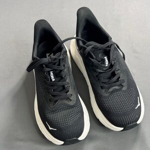 Hoka Arahi 7 Unisex Black and White Shoes Size 7B